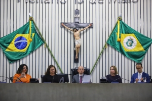 Economistas recebem homenagem em sessão solene na Alece