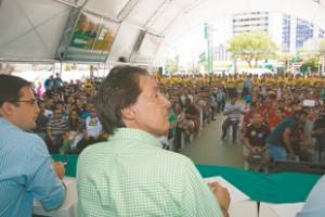 Eunício Oliveira, na manhã de ontem, reuniu pessoas interessadas em ser chamadas para a Polícia. O candidato prometeu prorrogar a validade do concurso e de fazer contratações e de integrar as Policias do Estado