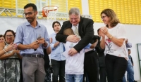 Ao lado de alunos da rede municipal de ensino, Moroni inaugurou ginásio da Escola Municipal Cônego Francisco Pereira da Silva FOTO