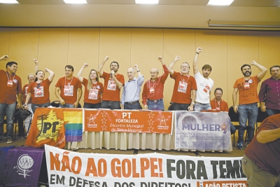 O nome de Luizianne Lins foi aclamado pela maioria do partido no sábado (28). No entanto, alas ligadas ao deputado federal José Guimarães e ao vereador Acrísio Sena, único sentado na foto, queriam mais debate antes da definição