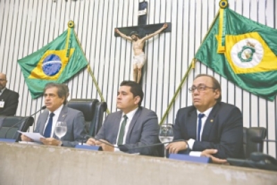 Deputado Audic Mota protagonizou discussão com Odilon Aguiar durante os debates. Tin Gomes, ao lado dele na Mesa Diretora, intercedeu 