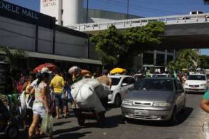 Nas manhãs de domingo, o trânsito fica lento por causa da feira