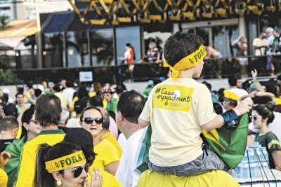 Cearenses, aos milhares, segundo os números apresentados, protestando no último domingo em concentração na Praia de Iracema no fim da tarde, como em outros pontos do País, reclamando contra os desmandos