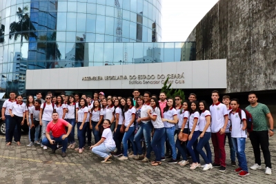 Alunos da Escola de Ensino Médio Walderi Machado de Almeida