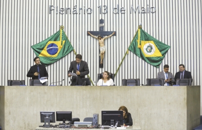 Em pronunciamento, o deputado Renato Roseno (centro) destacou a gravidade do aumento de crimes de execução contra policiais no Ceará e cobrou pronunciamento de Camilo sobre os 100 dias da chacina da Messejana