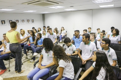 Escola Padre Rocha conhece história do Poder Legislativo cearense