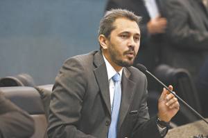 O presidente do PT Fortaleza, Elmano Freitas, aponta que tem crescido no partido o sentimento de candidatura própria a prefeito em 2016 