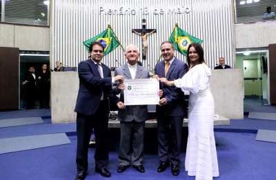 Bispo Antônio Roberto Cavuto recebe Título de Cidadão Cearense na AL