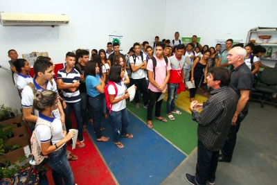 Estudantes do Escola de Ensino Médio de Tempo Integral Hermínio Barroso participam de participou de uma oficina sobre reciclagem