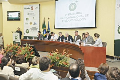 O evento foi realizado na Câmara dos Dirigentes Lojistas (CDL) e reuniu pesquisadores, estudantes, empresários, prefeitos, catadores e representantes da sociedade civil de uma forma geral