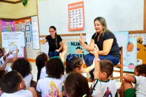 Língua Brasileira de Sinais pode ser incluída no currículo das escolas