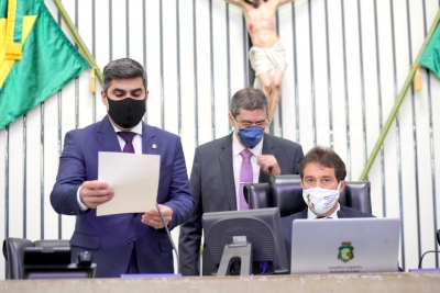 Votação durante a sessão plenária desta quinta-feira