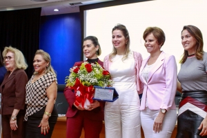 Primeira-dama Onélia Leite Santana recebe homenagem na AL