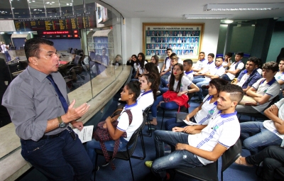 Alunos da Escola de Ensino Fundamental e Médio Estado do Paraná