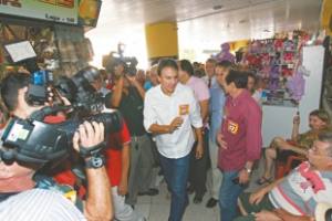 Camilo Santana com correligionários em visita ao Mercado Central, no início da tarde de ontem. É a primeira agenda de campanha neste segundo turno, por ter sido lá o primeira local que ele passou na primeira etapa da disputa