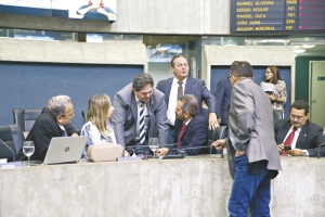 No plenário da Assembleia só se falava ontem da disputa de amanhã. Os oposicionistas, como Osmar Baquit, apostam no voto do petista Elmano Freitas em razão de sua oposição à liderança dos ex-governadores Ciro e Cid Gomes.