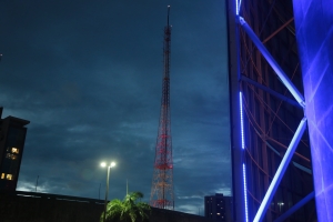 Torre de TV da AL recebe novas cores em alusão ao combate do câncer colorretal