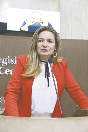 Deputada Augusta Brito iniciou presidindo a sessão ordinária de ontem no Legislativo