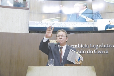 Ontem, deputados encaminharam questões sobre a tramitação da LOA 2017 na Assembleia Legislativa, dentre eles Roberto Mesquita (PSD) 