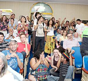 Jovens que participavam de um dos debates com candidato a prefeito de Fortaleza no auditório da Universidade Federal do Ceará. Vários deles integrantes da militância do candidato que integrava a mesa dos trabalhos naquele dia