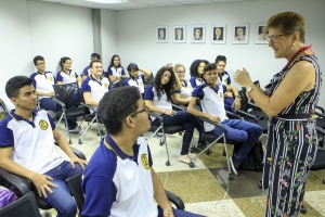 Projeto O Parlamento e sua História recebe 24 alunos do Colégio Pontes