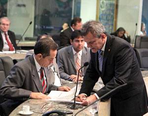 Deputados José Sarto e Heitor Férrer, no fim da sessão acabaram se desculpando das agressões trocadas em momento anterior, quando o primeiro condenava o discurso do outro, sobre a ida do secretário à Assembleia 