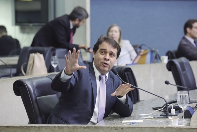 Líder do Governo, Evandro Leitão (PDT), diz que a cobrança de colegas é &quot;normal&quot;, mas tenta administrar cada caso para evitar &quot;constrangimentos&quot;