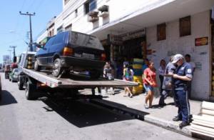 Projeto propõe disciplinar remoção de carros estacionados em locais proibidos