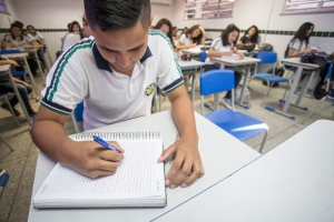 Deputado propõe prioridade de vagas nas escolas para parentes de idosos ou deficientes