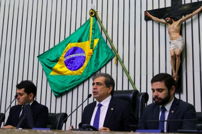 Presidente da AL, deputado Zezinho Albuquerque fala na abertura da sessão plenária 