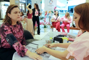 Alece promove ação da campanha Outubro Rosa, em Shopping RioMar Fortaleza