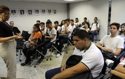 Assembleia recebe alunos da Escola Monsenhor Dourado nesta quarta-feira