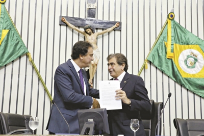 Governador Camilo Santana entregou ao presidente da Assembleia, Zezinho Albuquerque, na manhã de ontem, quatro mensagens