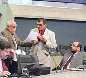 Os deputados Ely Aguiar e Fernando Hugo apresentaram requerimento solicitando a ida de Eudes Xavier à Assembleia Legislativa 