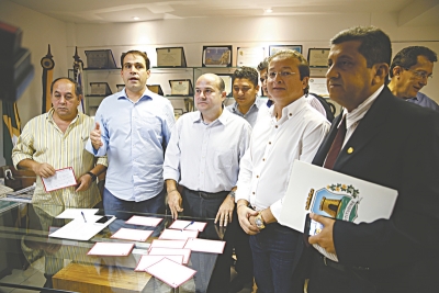 Ato de filiação dos 11 novos vereadores que compõem a bancada do PDT foi realizado na noite de ontem com a presença do prefeito de Fortaleza, Roberto Cláudio, e do presidente da Câmara Municipal, Salmito Filho 