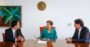 Dilma entre Camilo e Cid, ontem, no Planalto. Atual governador levou seu sucessor eleito em périplo por Brasília, para abrir portas com principais interlocutores