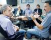 O deputado estadual José Sarto, líder do Governo, conversa com o deputado federal Artur Bruno, no encontro com reitores na Assembleia 