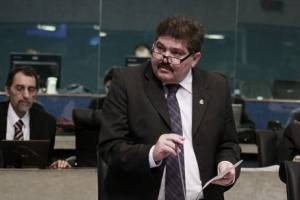 Landim criticou ex-líder, &quot;que nem deputado é&quot;