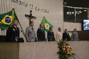 Policiais e bombeiros são homenageados em solenidade na AL