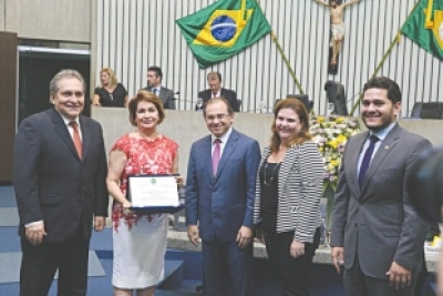 Estiveram na sessão o presidente do PSDB, Luiz Pontes, a reitora Fátima Veras e os deputados Carlos Matos, Fernanda Pessoa e Audic Mota