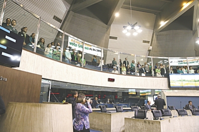 Defensores públicos fizeram manifestação, ontem, na Assembleia, desde cedo da manhã, cantando o Hino Nacional nas galerias do Legislativo. As mulheres vestiam uma peça verde e os homens com gravata também verde