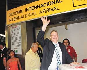 Moroni Torgan só chegou a Fortaleza à noite de sábado, momentos antes de ter o seu nome aprovado como candidato a prefeito