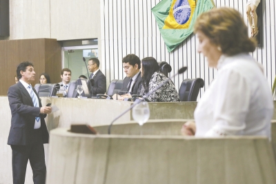 O deputado Audic Mota (à direita) falou com colegas sobre o encontro com a presidente do STJ na tarde da última segunda-feira 