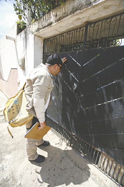 A cena em que o agente de endemias fica do lado de fora do imóvel, impossibilitado de investigar focos do mosquito transmissor da dengue, zika e febre chikungunya está com os dias contados