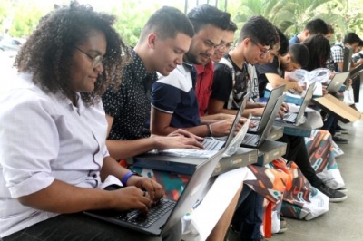 O anúncio dos centros de idiomas foi feito durante entrega de notebooks a estudantes 