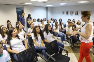 Alunos da escola José de Barcelos participam do O Parlamento e sua História