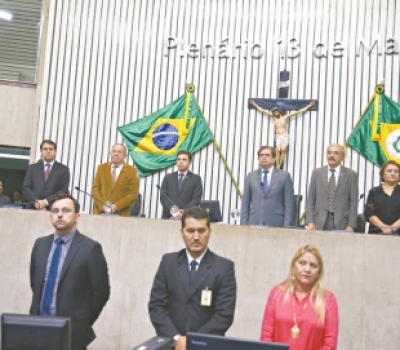 Deputados prestam homenagem póstuma a um ex-colega, com um minuto de silêncio e suspensão da sessão ordinária da Assembleia