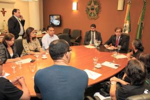 Pres. Zezinho Albuquerque recebe servidores do Detran