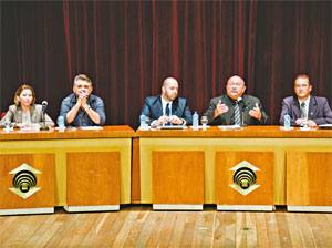 A questão foi tema de audiência pública realizada pela Unifor em parceria com a Assembleia Legislativa. Estiveram presentes representantes das operadoras e da Anatel, parlamentares e órgãos de defesa do consumidor 