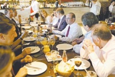 Deputado Sérgio Aguiar com um grupo de deputados da base governista em almoço no início da tarde de ontem, onde reafirmou o seu compromisso com os colegas de ir disputar a presidência da Assembleia 